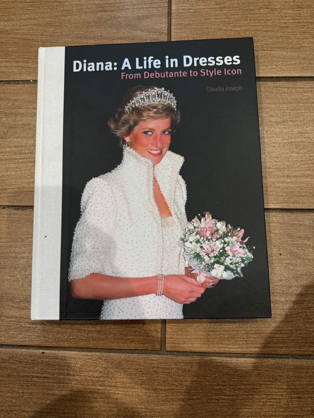 Diana: a life in dresses, book , Claudia Joseph , used